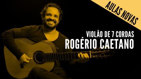 Rogério caetano segurando seu violão de 7 cordas